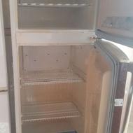 بالا فریزر پایین معمولی.رنگ زرشکی بدلیل اجاره منزل میفروشم