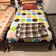 دوتا تخت فلزی همراه با تشک