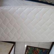 تشک در حد نو همراه با روکش ومحافظ تشک سایز 80در 180