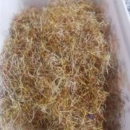 مقداری زعفرون پاک کرده با ریشه زعفرون