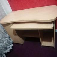 میز تحریر و کامپیوتر