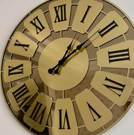 ساعت دیواری آینه ای رنگ طلایی