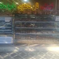 فروشنده‌ کار در فروشگاه