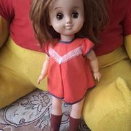 عروسکی که میشینه و شعر میخونه