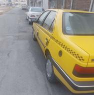 تاکسی زرد داخل شهر