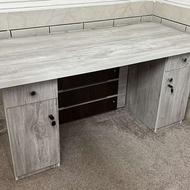 میز تحریر و کامپیوتر