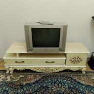 تلویزیون و میز چوبی در حد