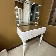 میز آرایشی با شیشه