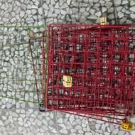 قفسه توری فلزی و تعدادی شلنگ برای تعمیرکاران در حد نو