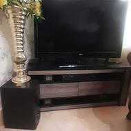 یک تلویزیون ال ای دی 42 سالم سالم کم کار کرده داخل کارتون