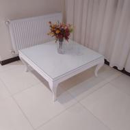 مبل دو نفره با میز چوبی جلو مبلی تمیز