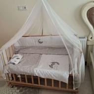 تخت کنار مادر