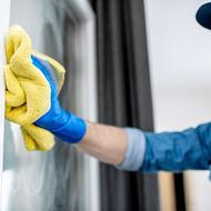 کارگر شیشه شور