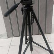 دوعدد پایه دوربین وعکس