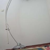 آباژور ایستاده سالم کارکرده تنظیم کننده بالا وپایین داره