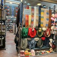 فروشنده در بوتیک زنانه