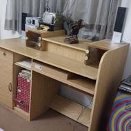 میز کامپیوتر بسیار تمیز