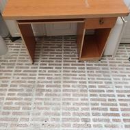 یک عدد میز کامپیوتر سالم