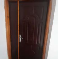 درب ورودی آپارتمان ، همراه دستگیره و چارچوب