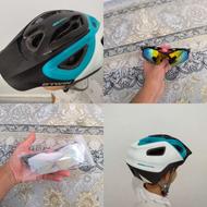 یک کلاه دوچرخه سواری ویک عینک