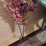 گلدان فلزی با گلهای مصنوعی گلهای