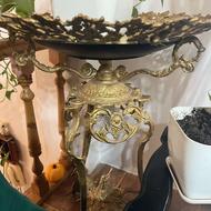 میوه خوری کنار سالنی