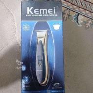 یک عدد ماشین ریش تراش برندKEMEI