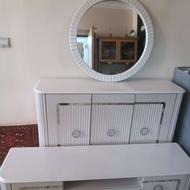 میز سفید رنگ