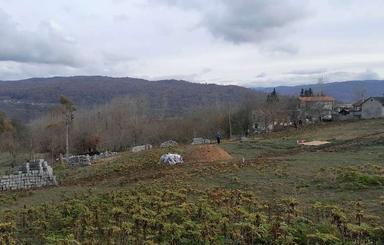 زمین باچشم انداز عالی داری تیربرق درزمین جفت بافت