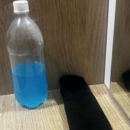 دستمال به همراه هدیه و لوازم دیگر