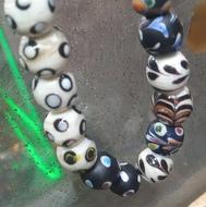 تعدادی مهره مینایی