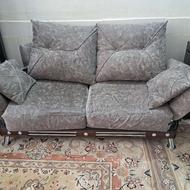 یک دست مبل هفت نفره با میز جلوش بعلاوه بوفه ی چوبی