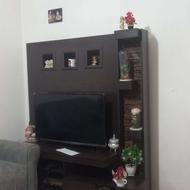 یک عدد میز تلویزیون و بوفه