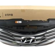 یک عدد جلو پنجره آزارا