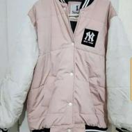 تعداد زیادی لباس