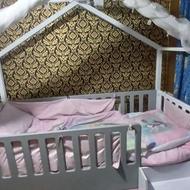 تخت کلبه ای همراه تشک و فرش