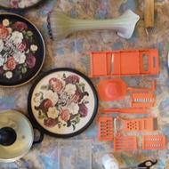 سینی و استکان چای و قیچی و رنده ودیزی وغیره