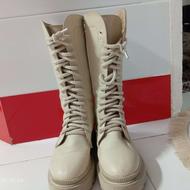 یک جفت پوتین ساق بلند کم استفاده شده