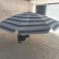 یک عدد سایبان بزرگ