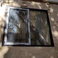 کارگر ساده جهت نصب پنجره دوجداره