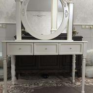 میز آرایش همراه با آیینه