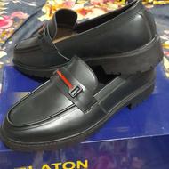 کفش های نو تمیز و زیبا