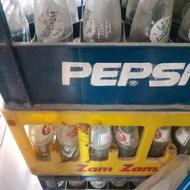 تعدادی شیشه نوشابه با جعبه