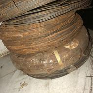 چند دسته سیم مفتول و تسمه تنگ قالب بندی