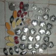 مقداری آرم سمند روی سپر جلو و جلو پنجره