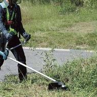 کار با دستگاه علف زنی . چوب بری . و هرس چای