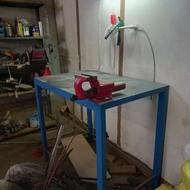 یک عدد میز کار آهنی بسیار محکم و قابل حمل