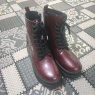 یک عدد بوت زرشکی کاملا نونو هنوز استفاده نشده سایز 39تا 40
