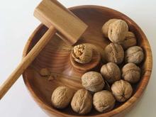 ظرف گردو شکن چوبی در شیپور