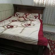 تخت خواب دونفره با تشک خوش‌خواب و رو تختی